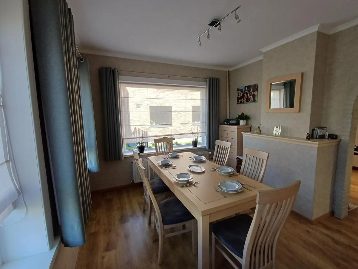 Eetkamer met zicht naar de woonkamer
