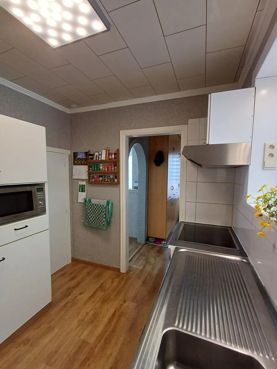 Keuken met spoelbak en kookplaat