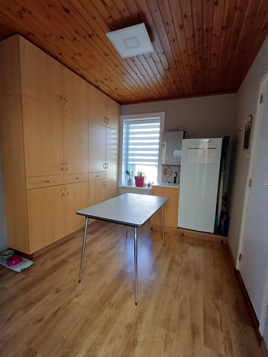 Bijkeuken met hoge kasten en frigo