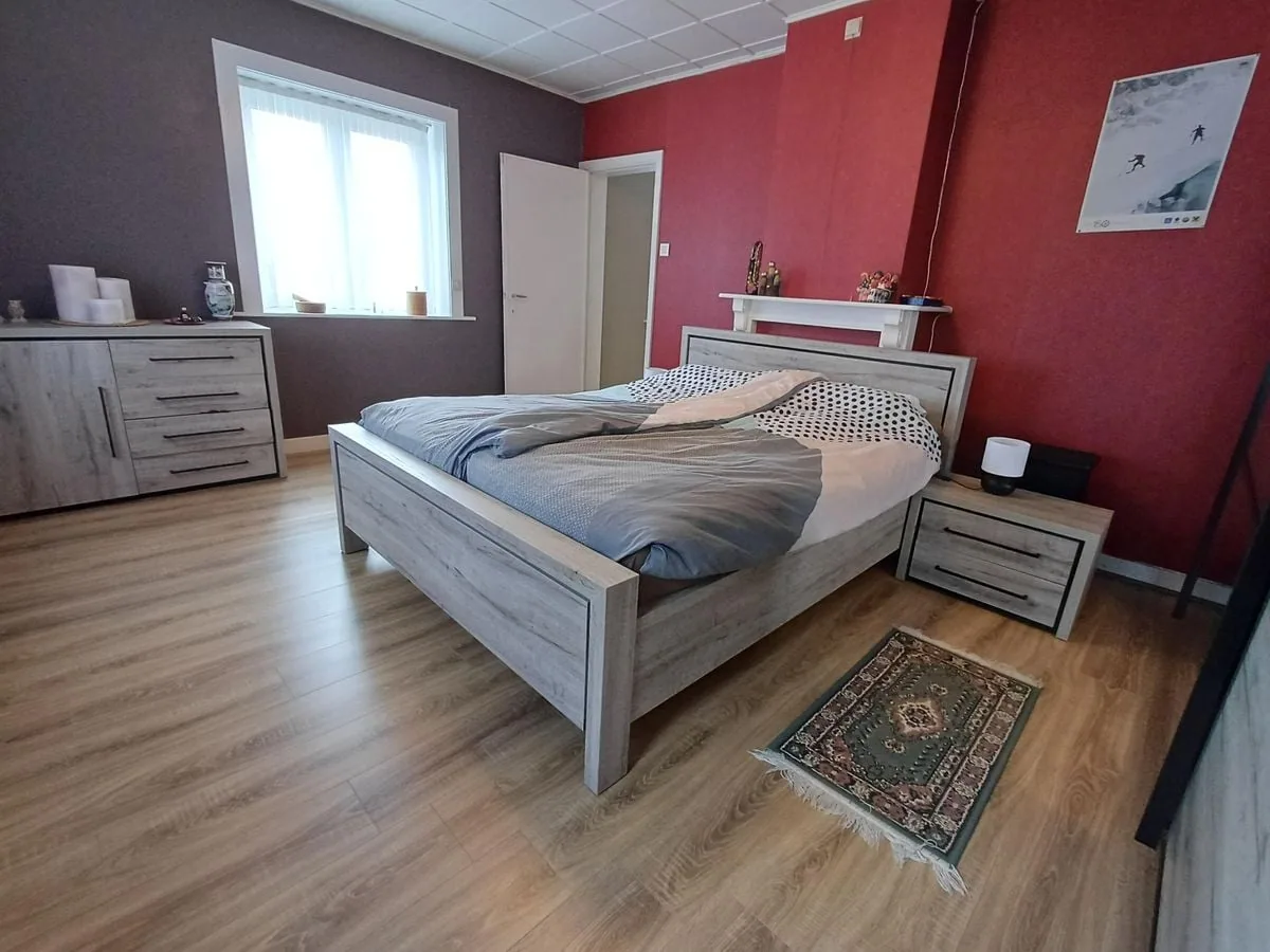 Bed in slaapkamer 1 bij het raam