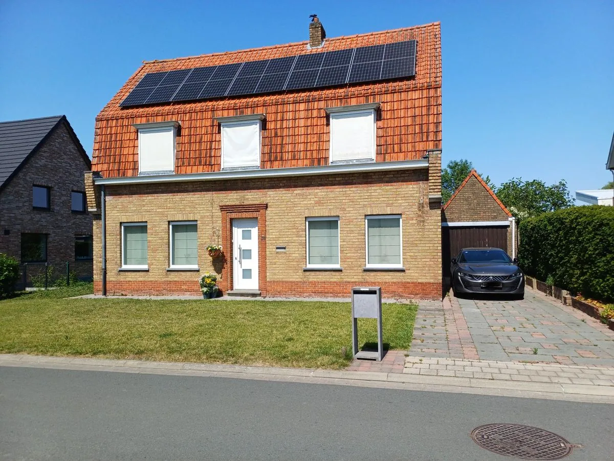 Voorgevel met oprit, garage en zonnepanelen