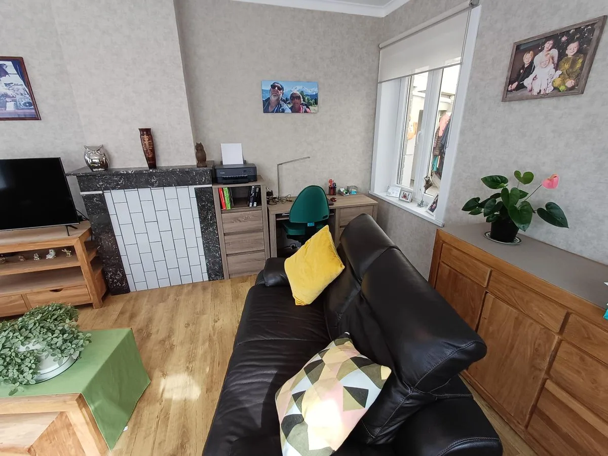 Woonkamer met haard en tv