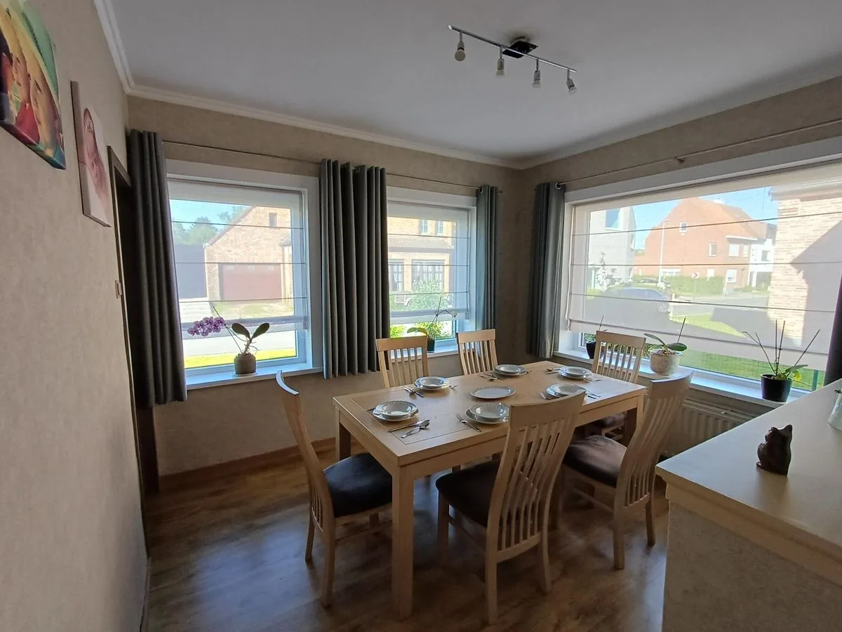Eetkamer met grote ramen