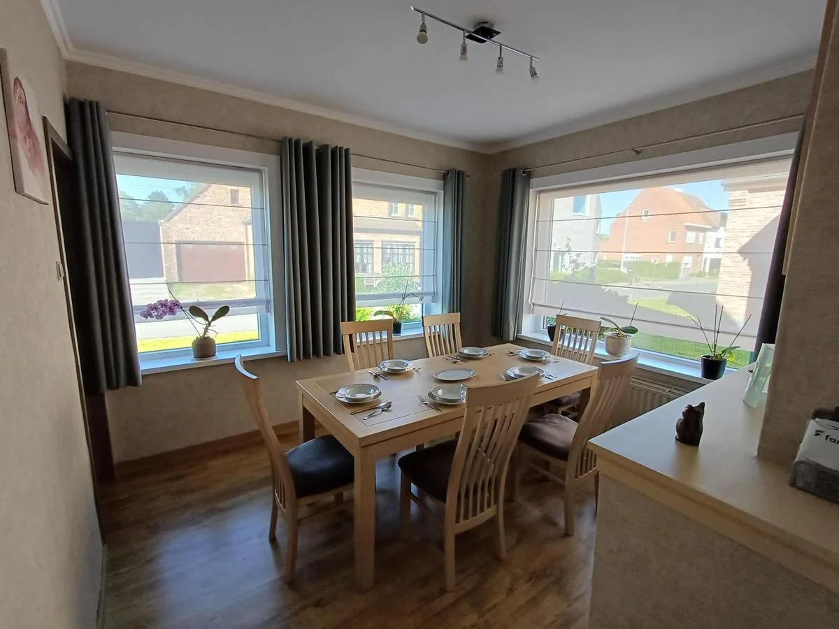 Eetkamer met tafel