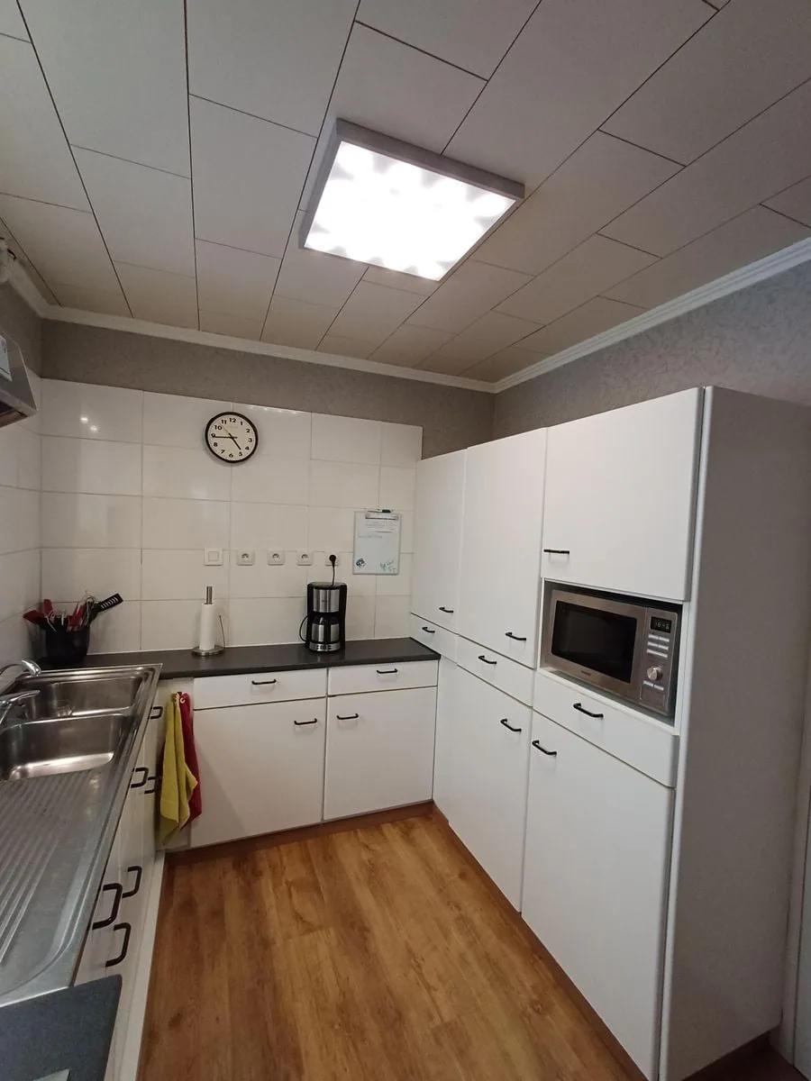 Keuken met kasten en toestellen