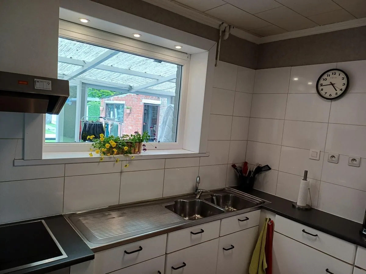 Keuken met raam naar de veranda