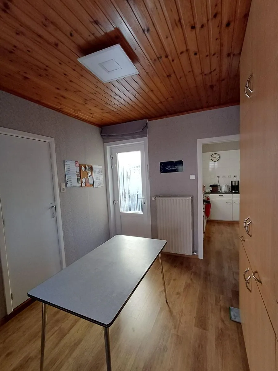 Bijkeuken met zicht naar de keuken