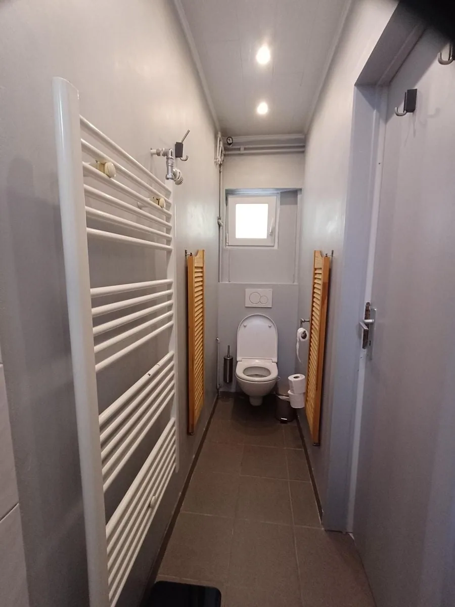 Gang met apart toilet